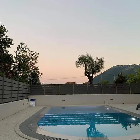 Aurelia Gazde/Camere de închiriat Nikiana